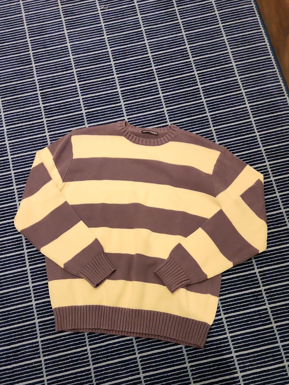 Brandy Melville Colorblock Ribbed Crewneck in Cream, Navy